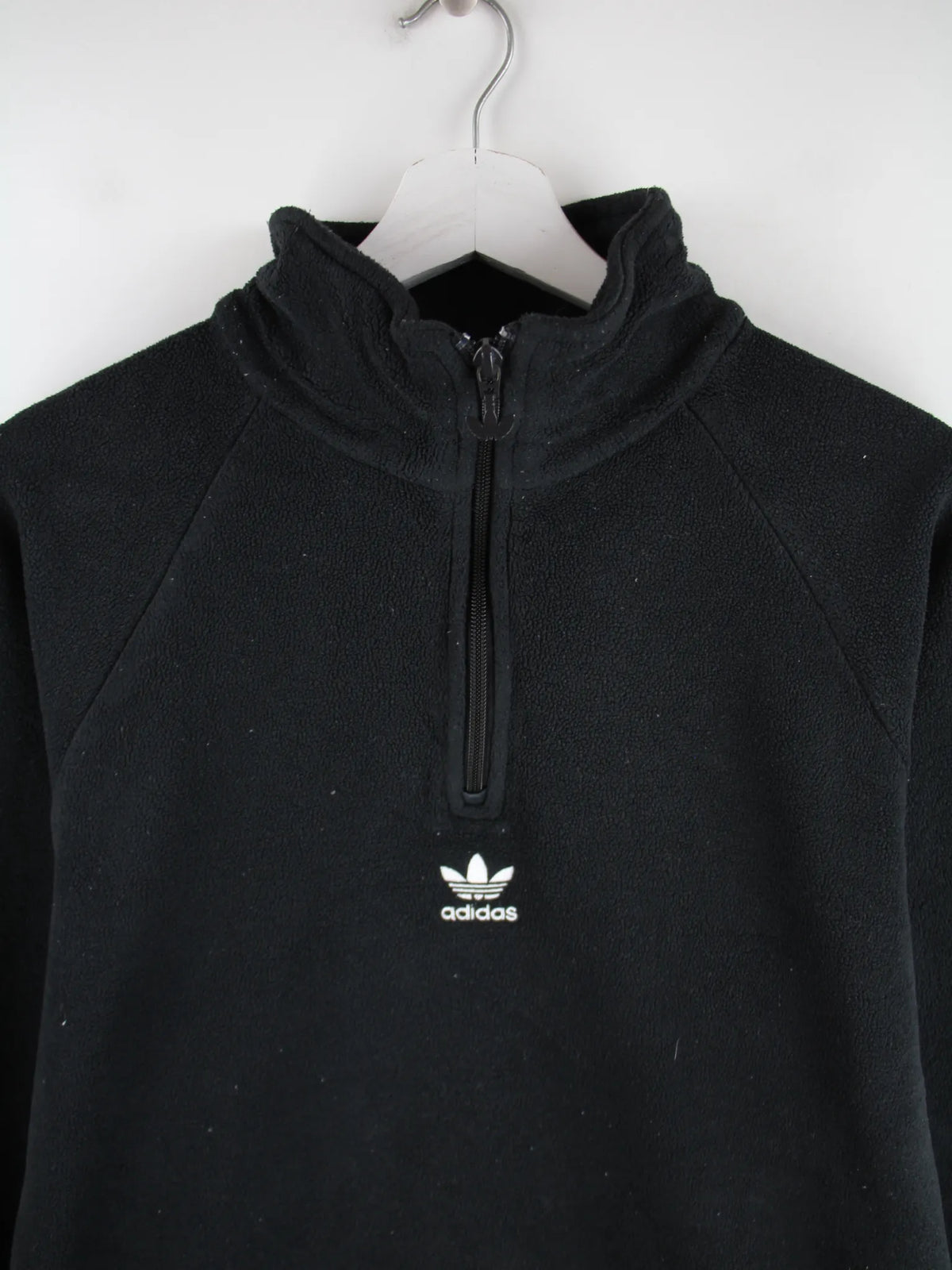 Adidas Fleece Schwarz S – Detailansicht Vorderseite