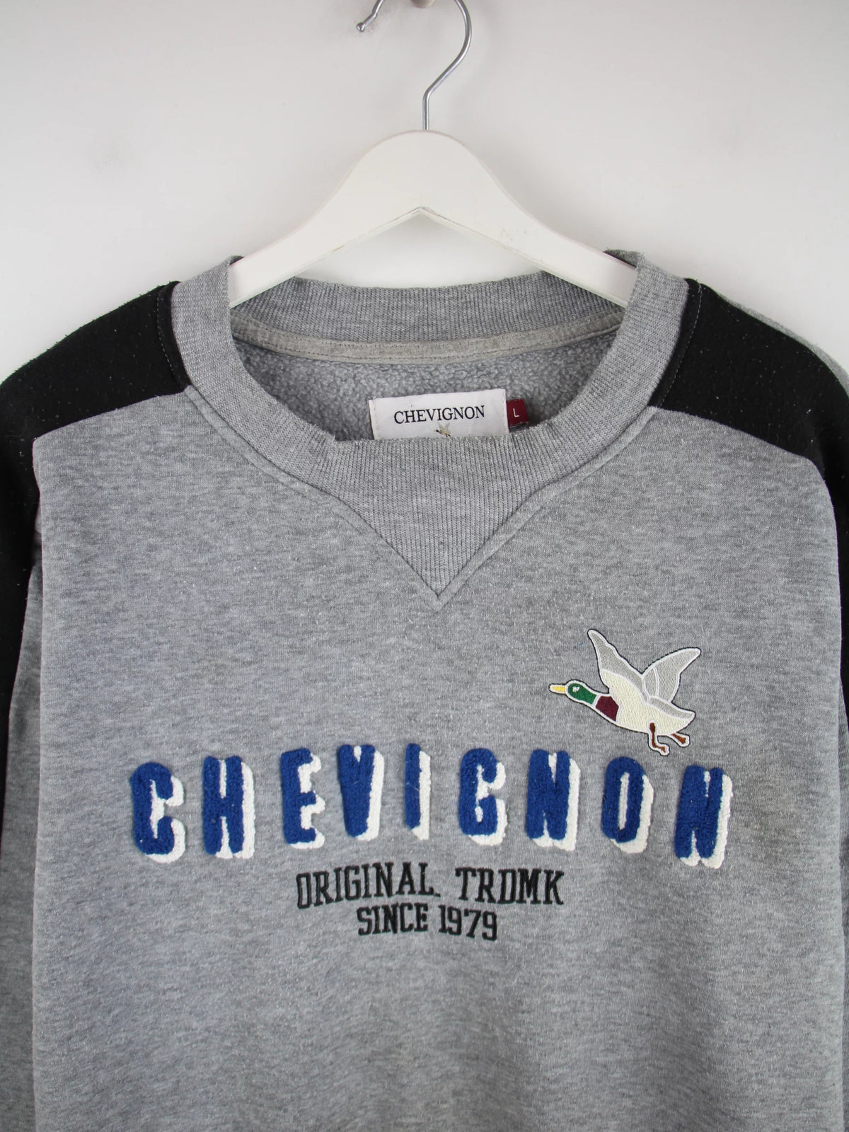 Chevignon Sweater Grau L – Detailansicht Vorderseite