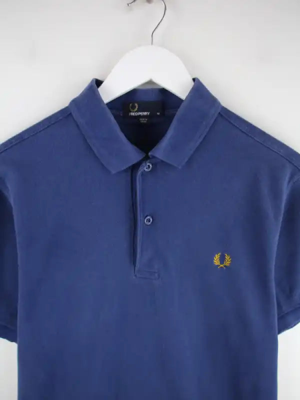 Fred Perry Polo Blau M – Detailansicht Vorderseite