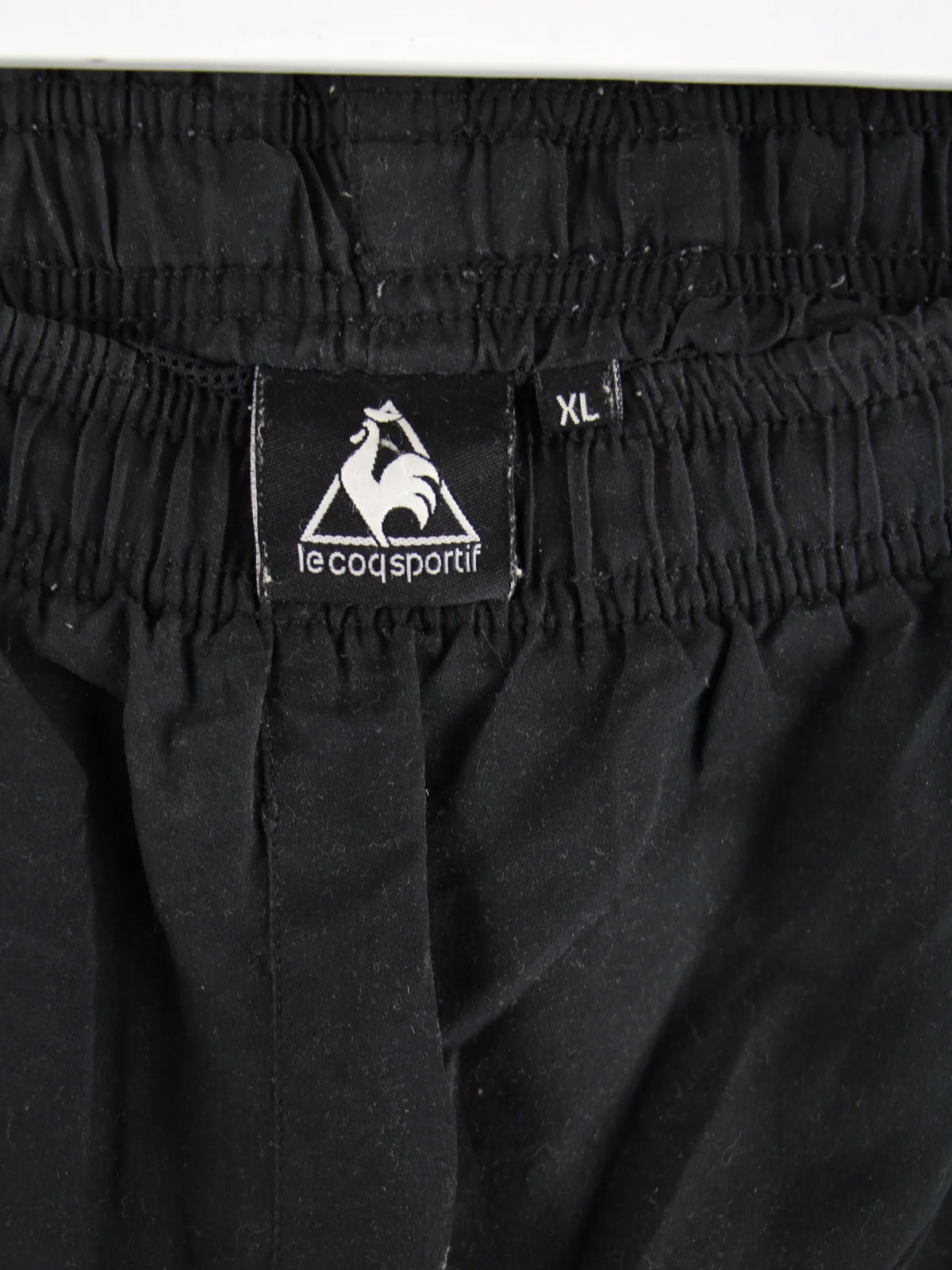 Le Coq Sportif Track Pants Schwarz XL – Detailansicht Vorderseite