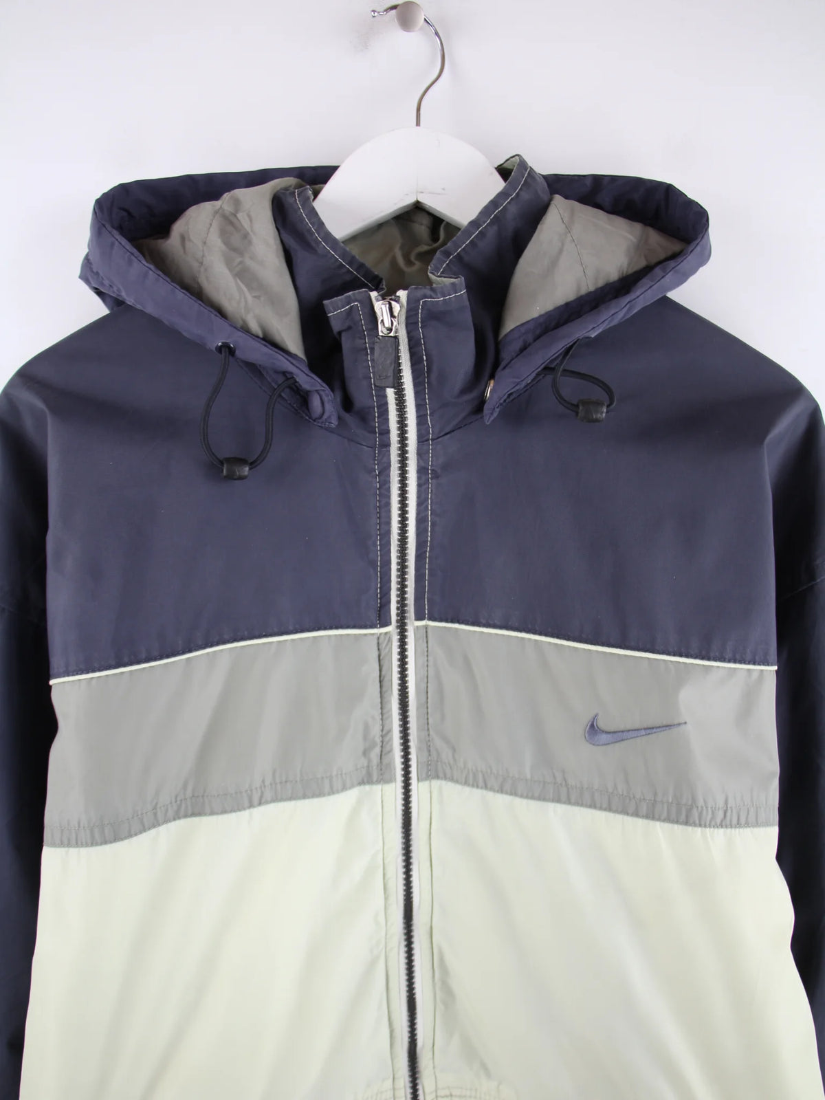 Nike Jacke Blau L – Detailansicht Vorderseite