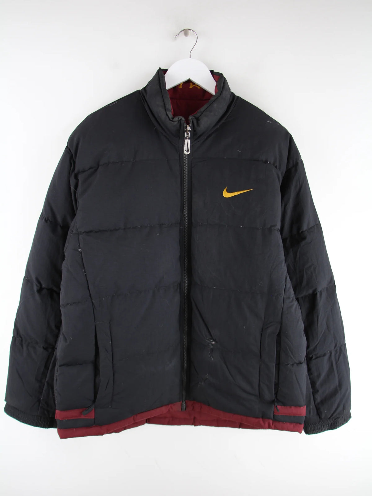 Nike Jacke Rot M – Detailansicht Vorderseite
