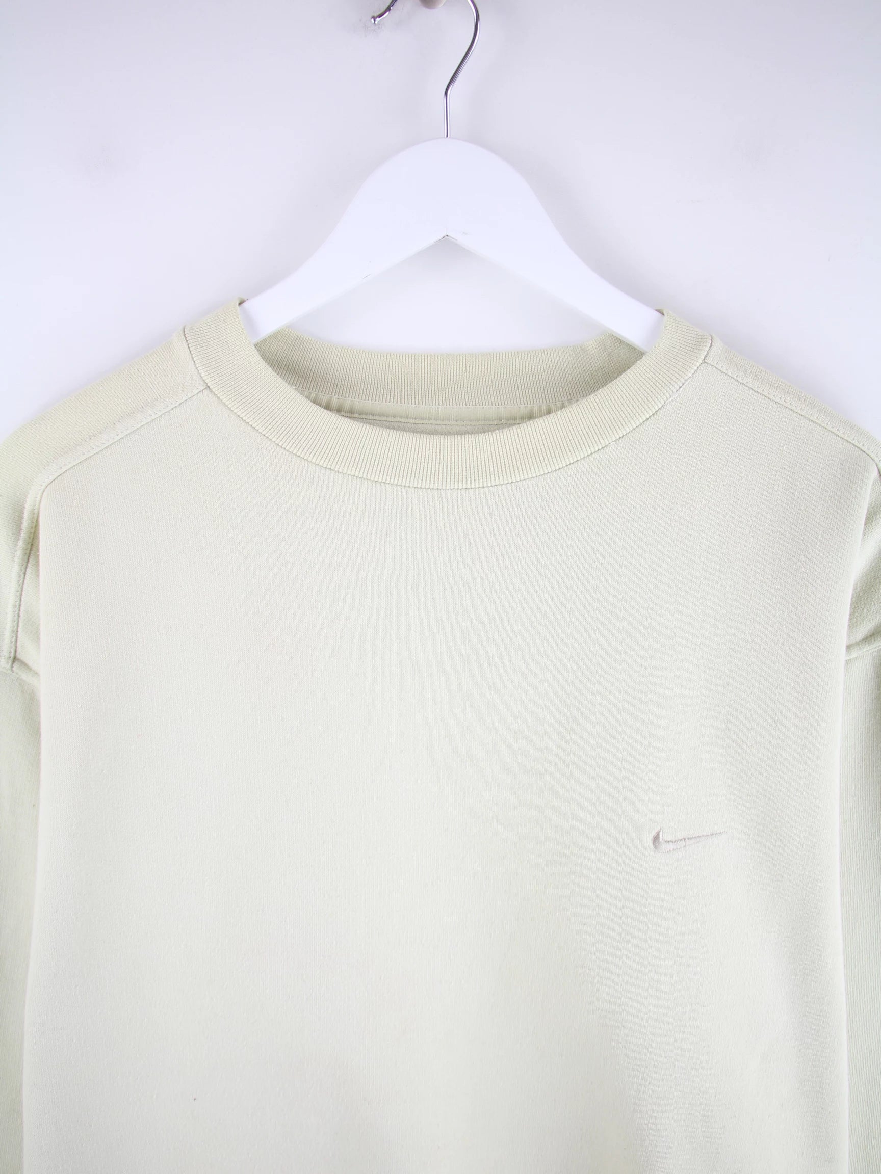Nike Sweater Beige M – Detailansicht Vorderseite