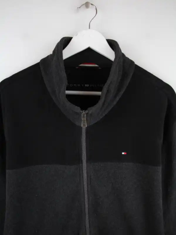 Tommy Hilfiger Fleece Grau XL – Detailansicht Vorderseite
