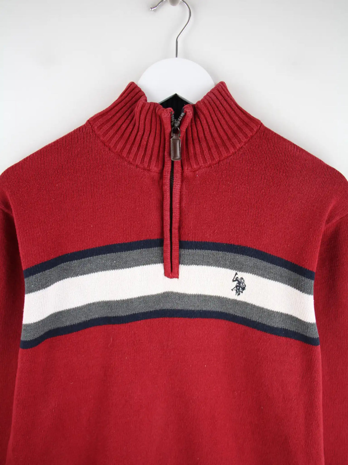 U.S. Polo ASSN. Pullover Rot S – Detailansicht Vorderseite
