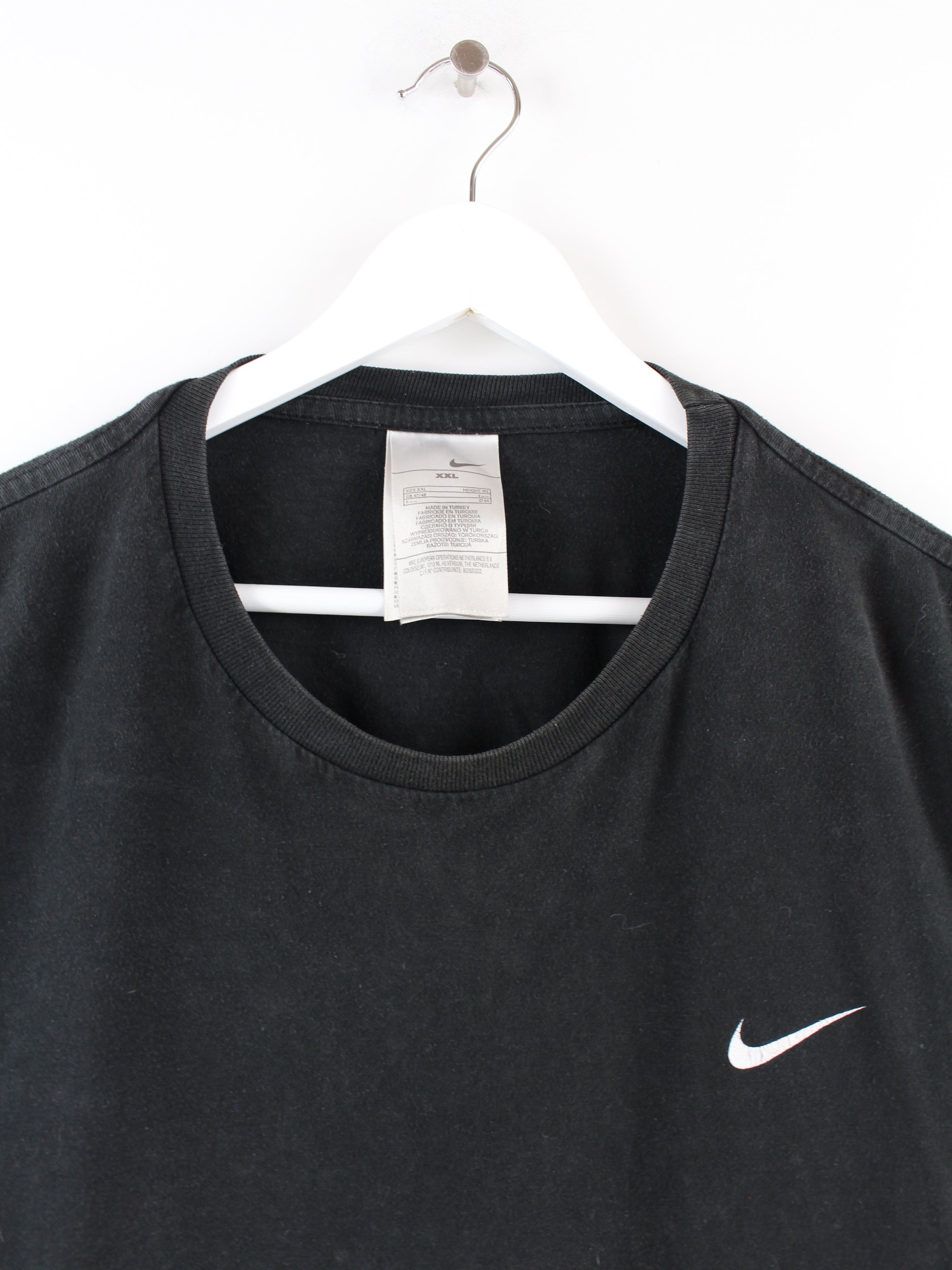 Nike t shirt with small logo in outlet middle