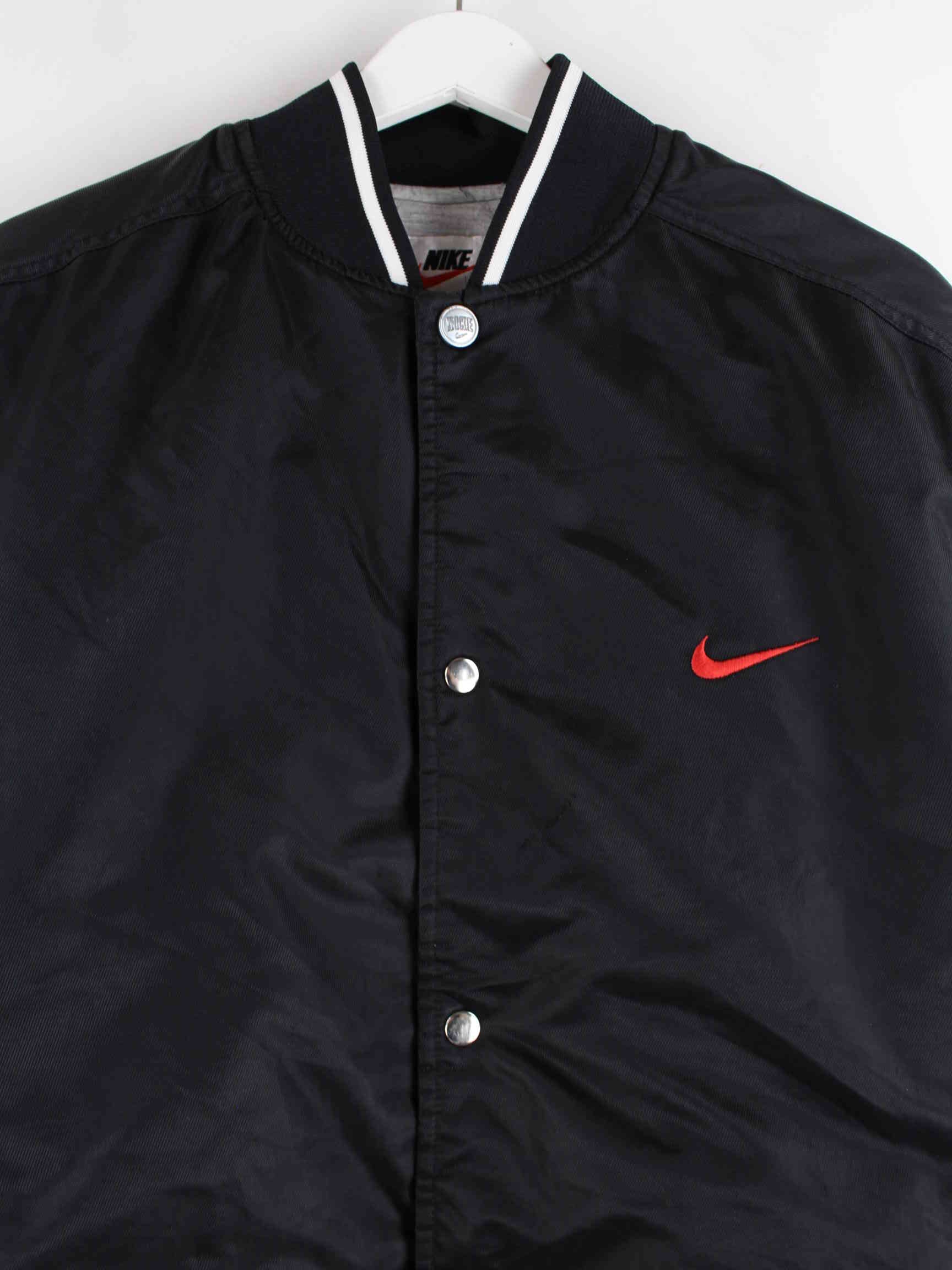 Nike 90s Vintage Spellout Center Swoosh Bomber College Jacke Schwarz M (detail image 1)