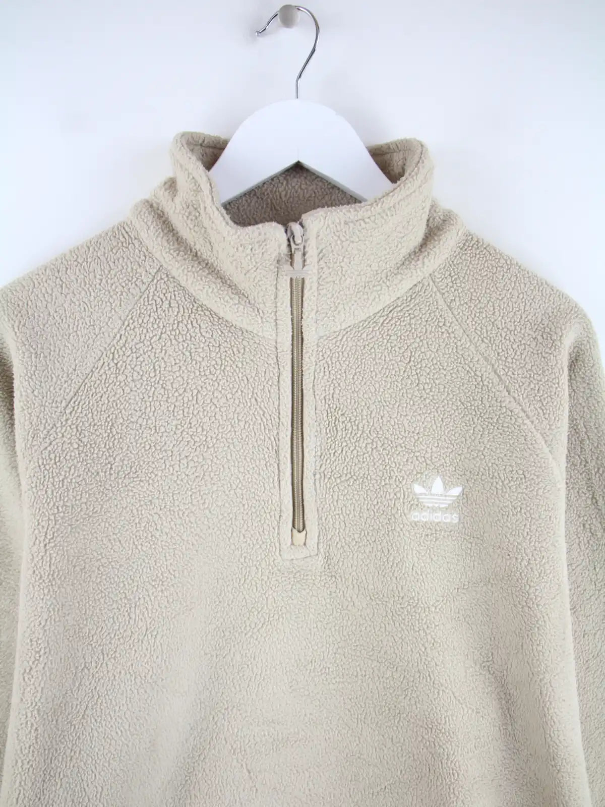Adidas Fleece Beige L – Detailansicht Vorderseite