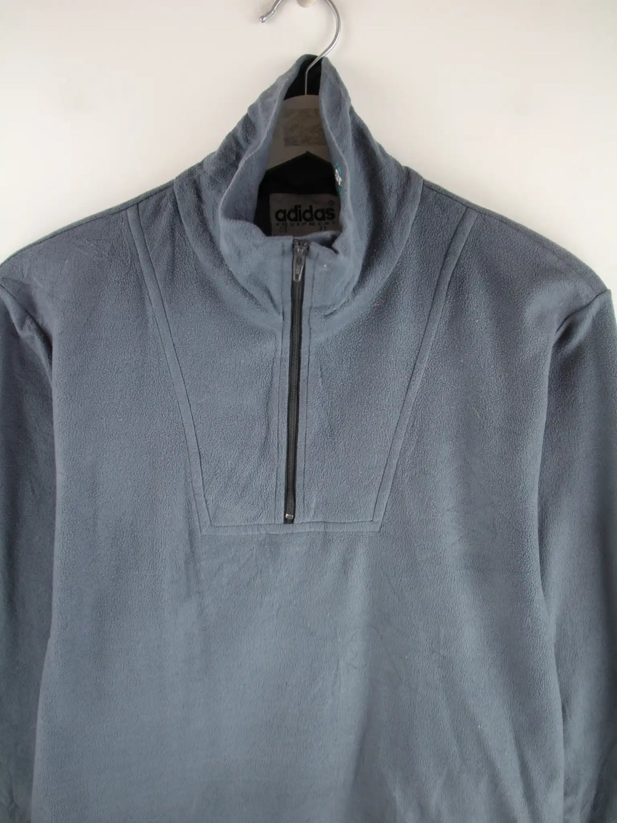 Adidas Fleece Grau M – Detailansicht Vorderseite