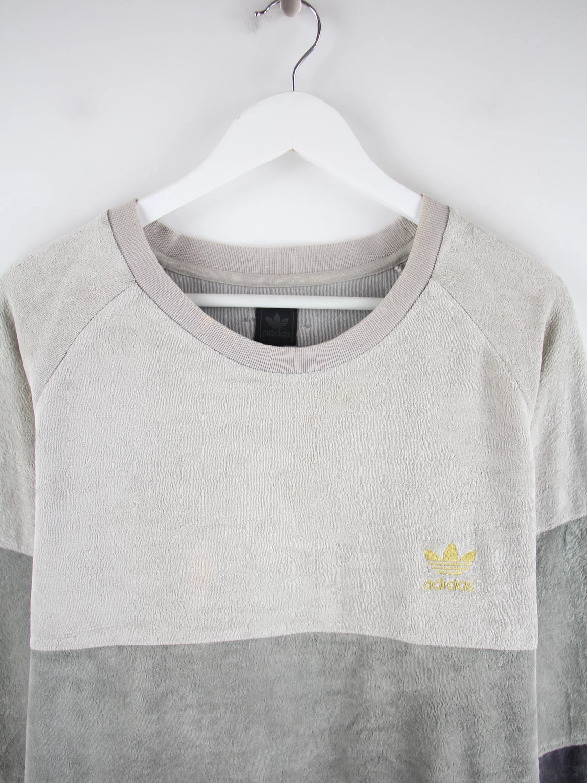 Adidas Sweater Grau XL – Detailansicht Vorderseite