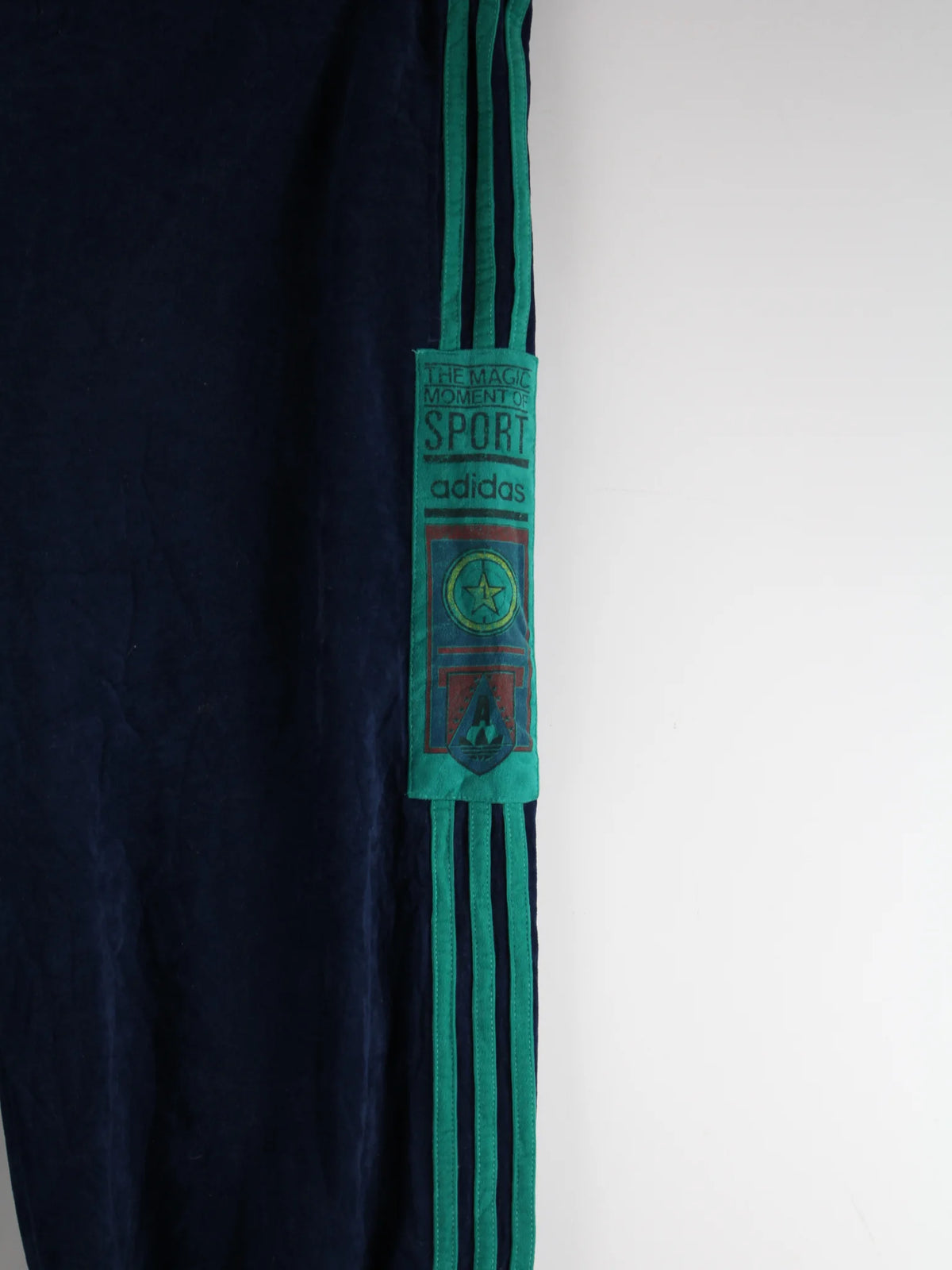 Adidas Track Pants Blau M – Detailansicht Vorderseite