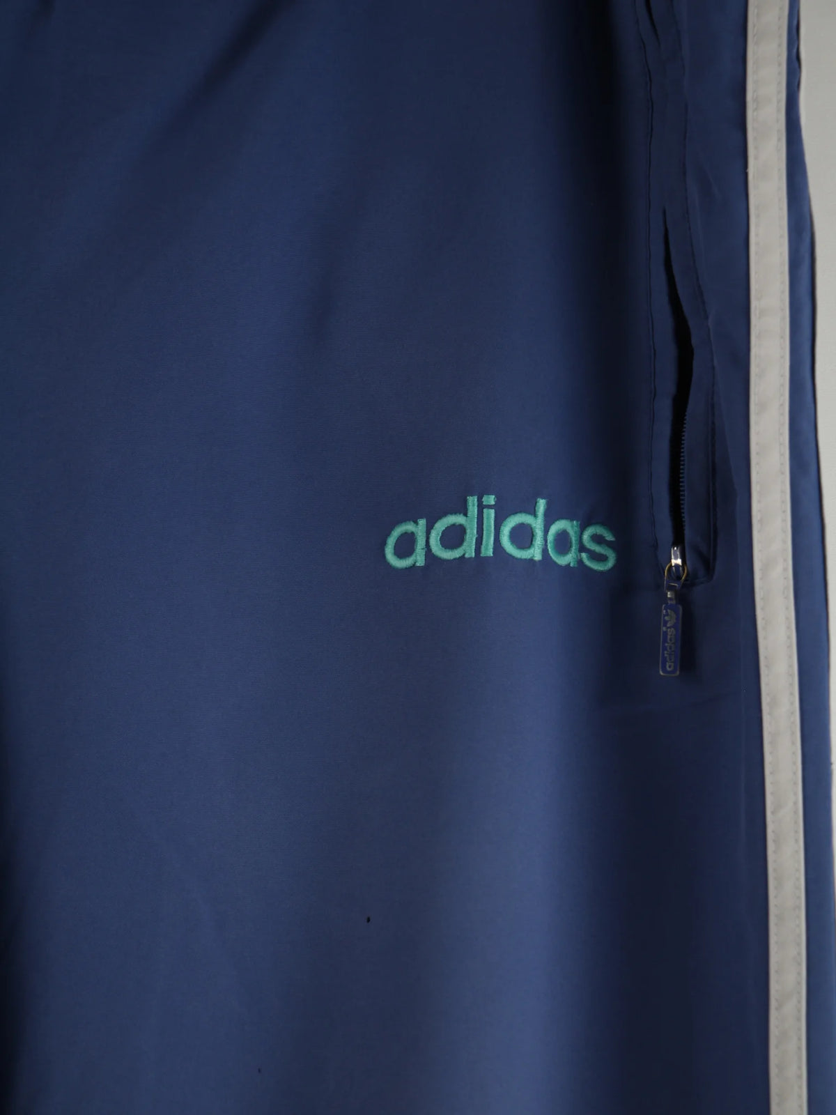 Adidas Track Pants Blau M – Detailansicht Vorderseite