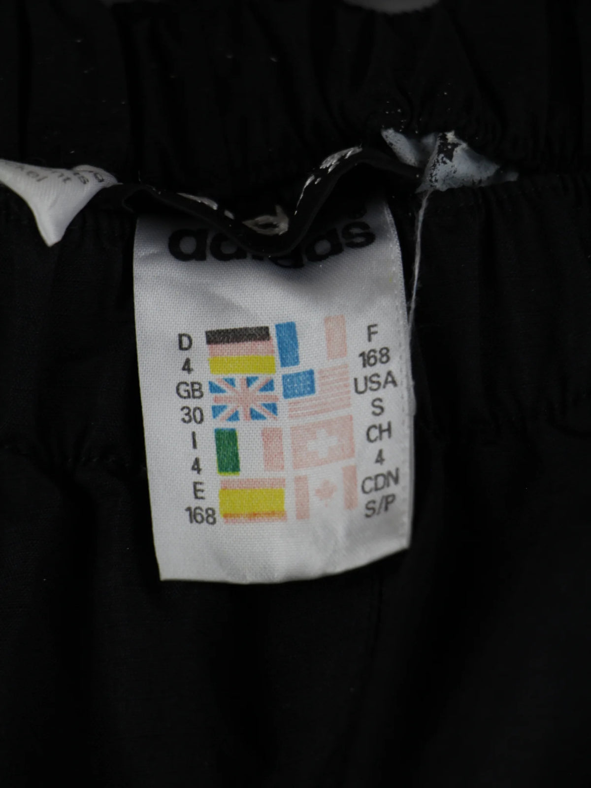 Adidas Track Pants Schwarz S – Detailansicht Vorderseite