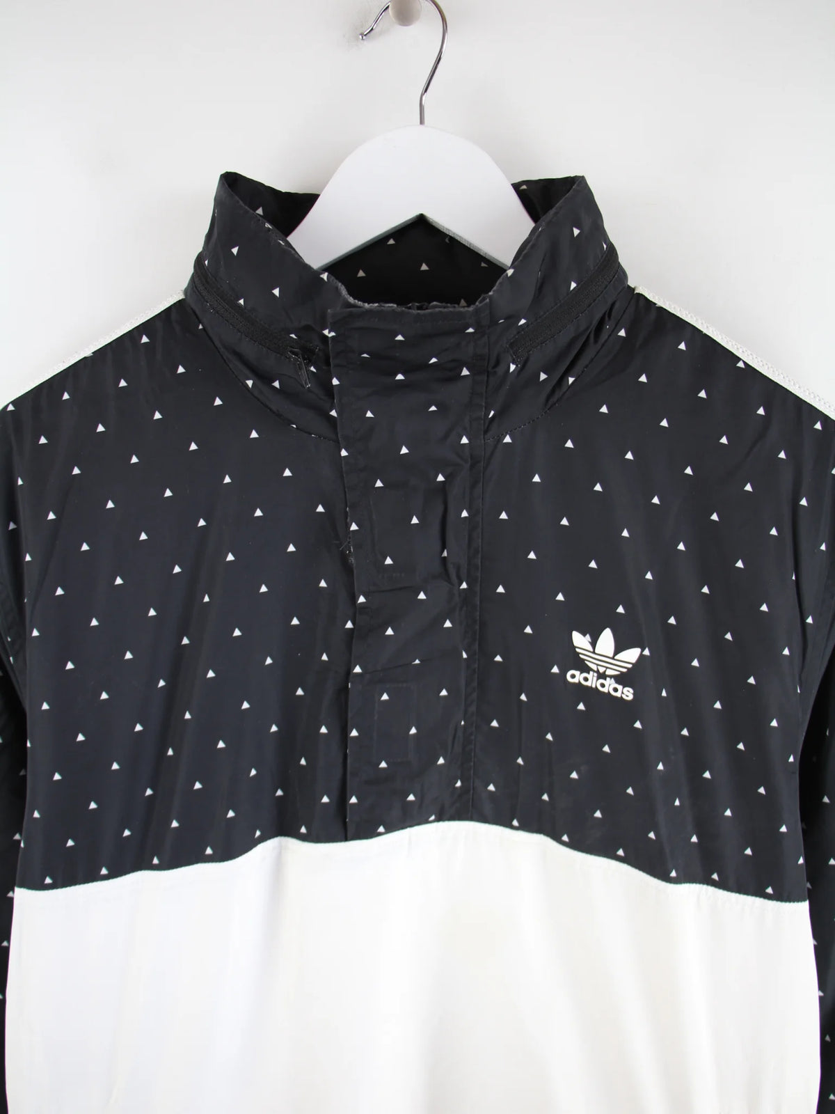 Adidas Windbreaker Schwarz M – Detailansicht Vorderseite