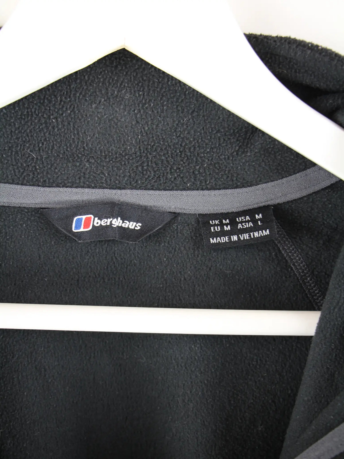 Berghaus Fleece Schwarz M – Etikett