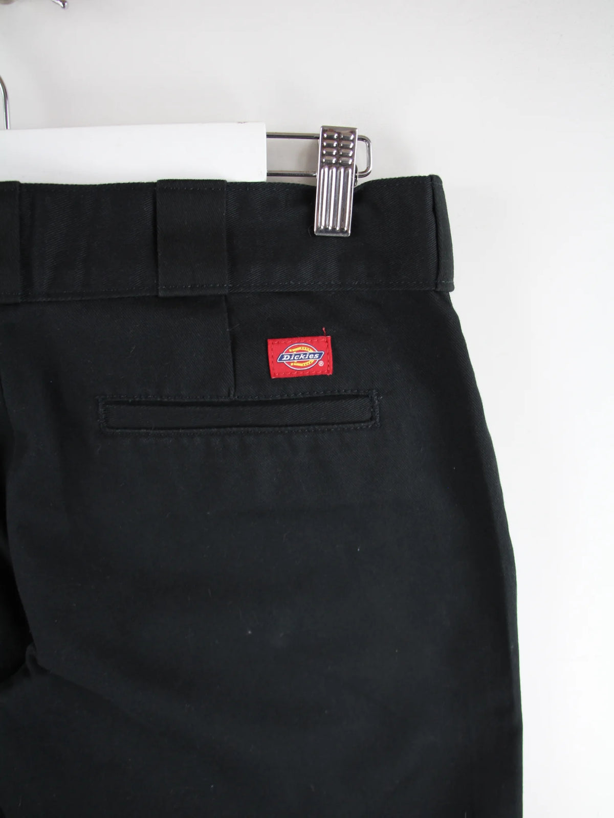Dickies Hose Schwarz – Detailansicht Vorderseite
