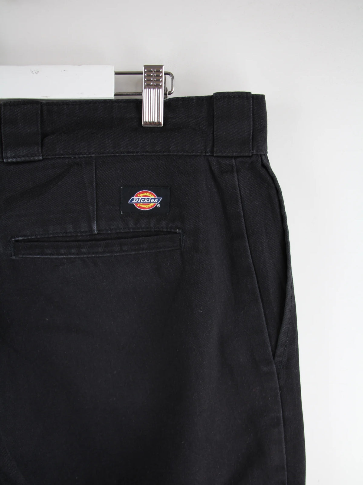 Dickies Hose Schwarz – Detailansicht Vorderseite