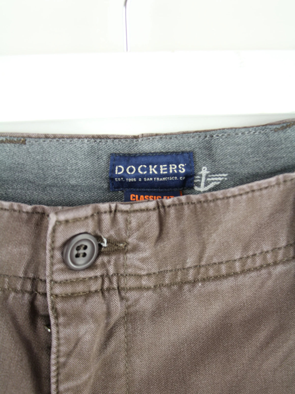 Dockers Hose Braun – Detailansicht Vorderseite