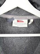 Fjäll Räven Fleece Grau L – Etikett