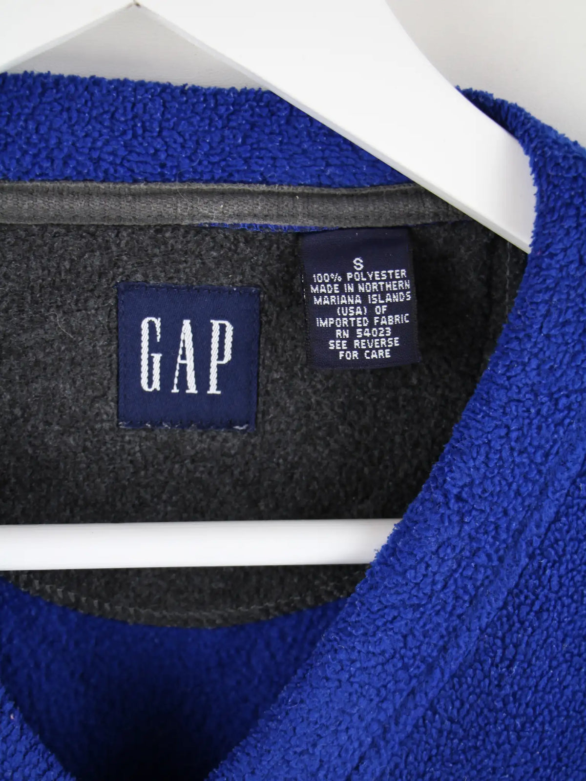 GAP Fleece Blau S – Etikett