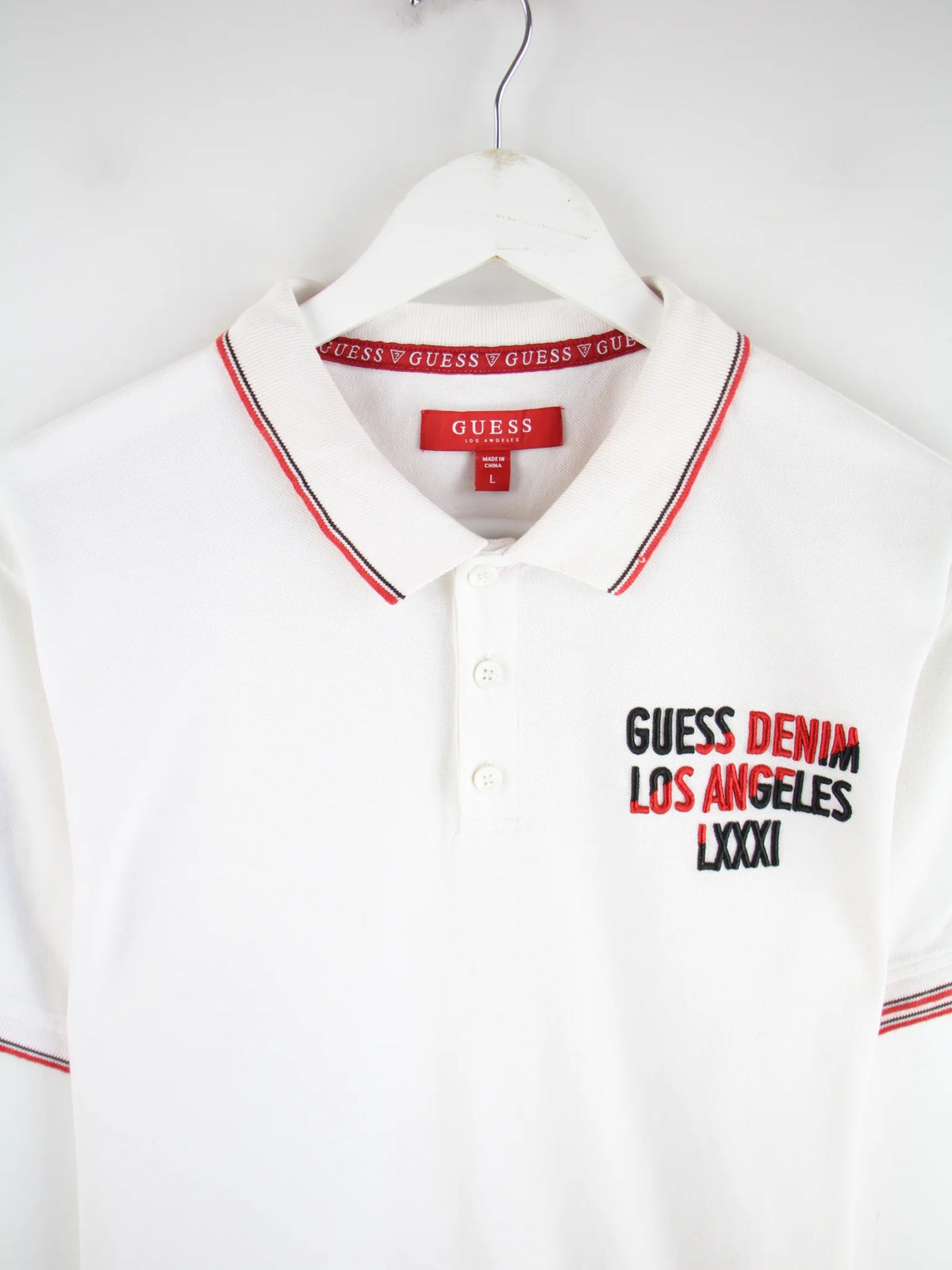 Guess Polo Weiß L – Detailansicht Vorderseite