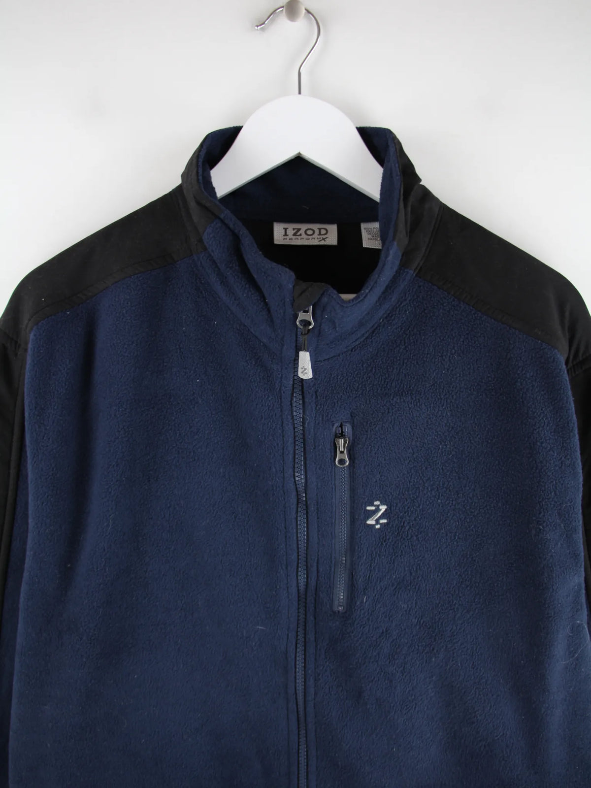 Izod Fleece Blau L – Detailansicht Vorderseite