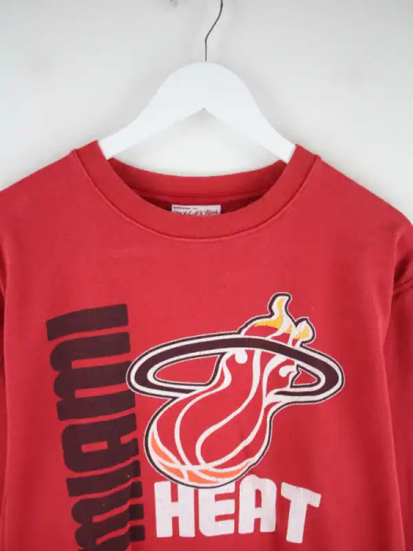 Mitchell & Ness Sweater Rot L – Detailansicht Vorderseite