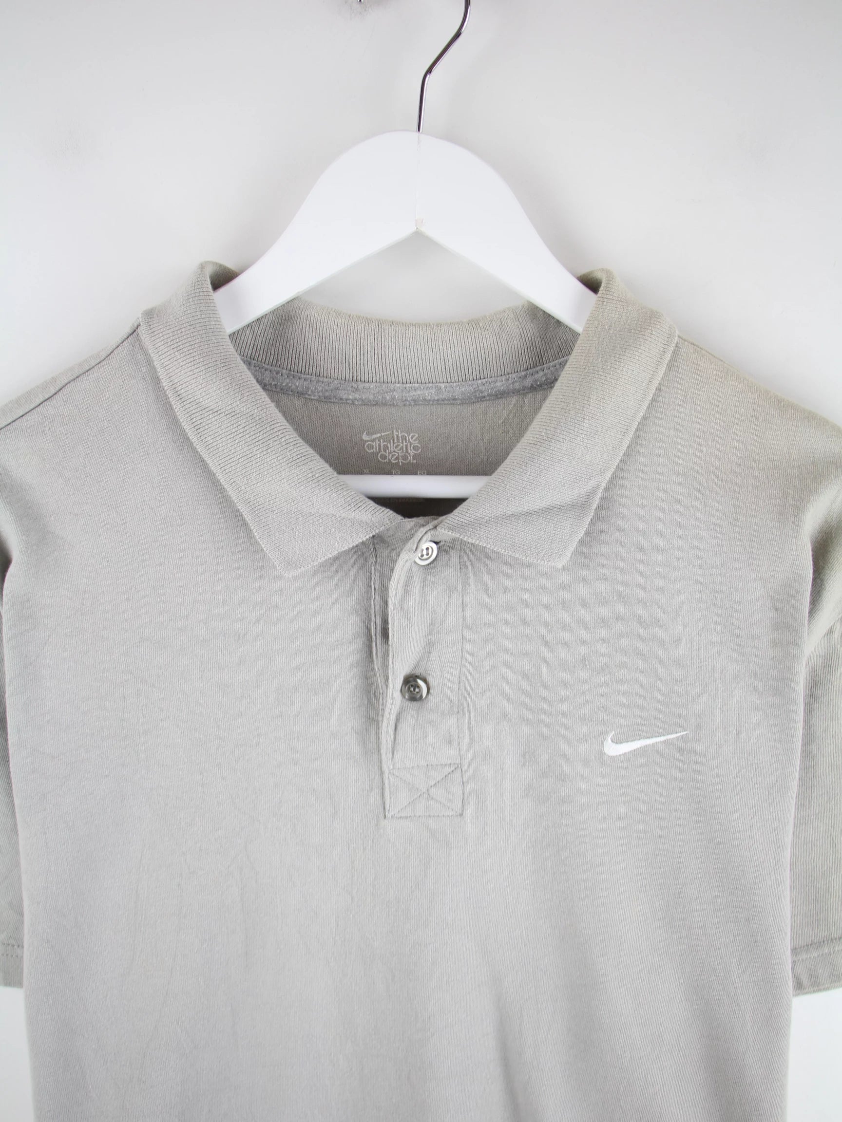 Nike Polo Grau XL – Detailansicht Vorderseite