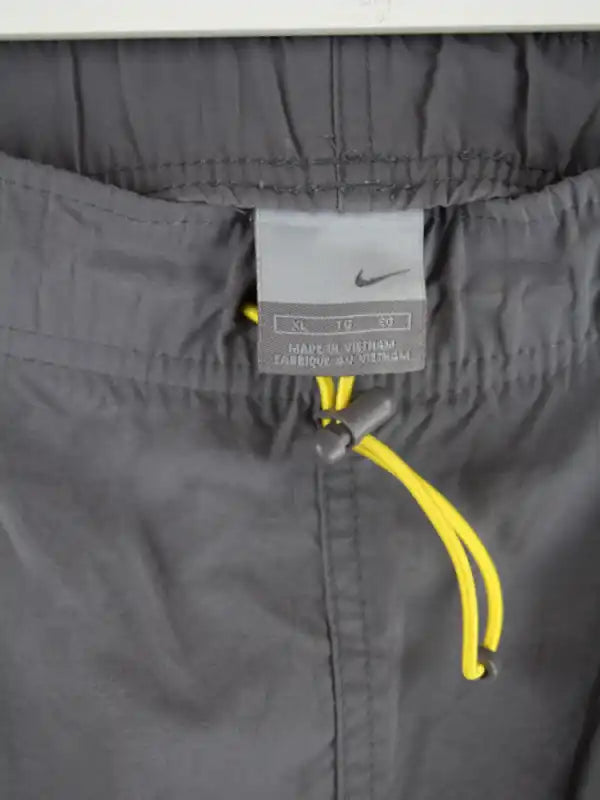 Nike Track Pants Grau XL – Detailansicht Vorderseite