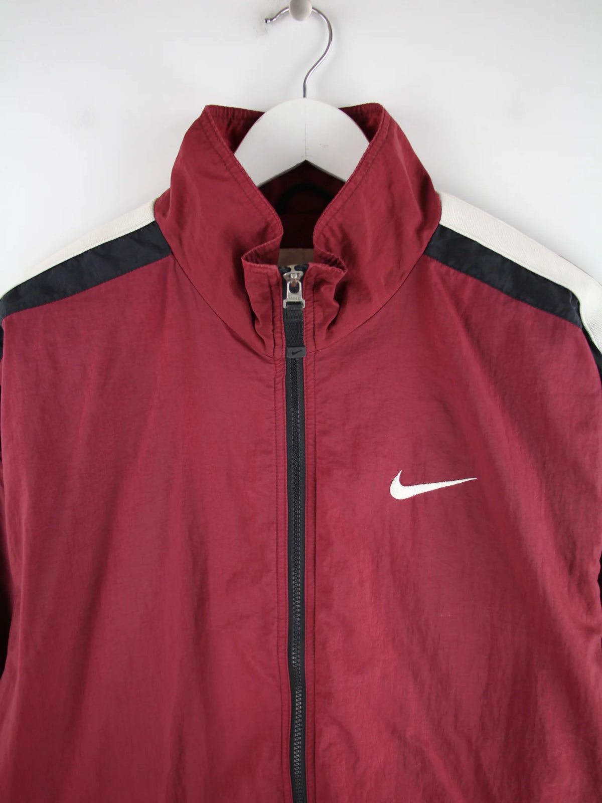 Nike Trainingsjacke Rot M – Detailansicht Vorderseite