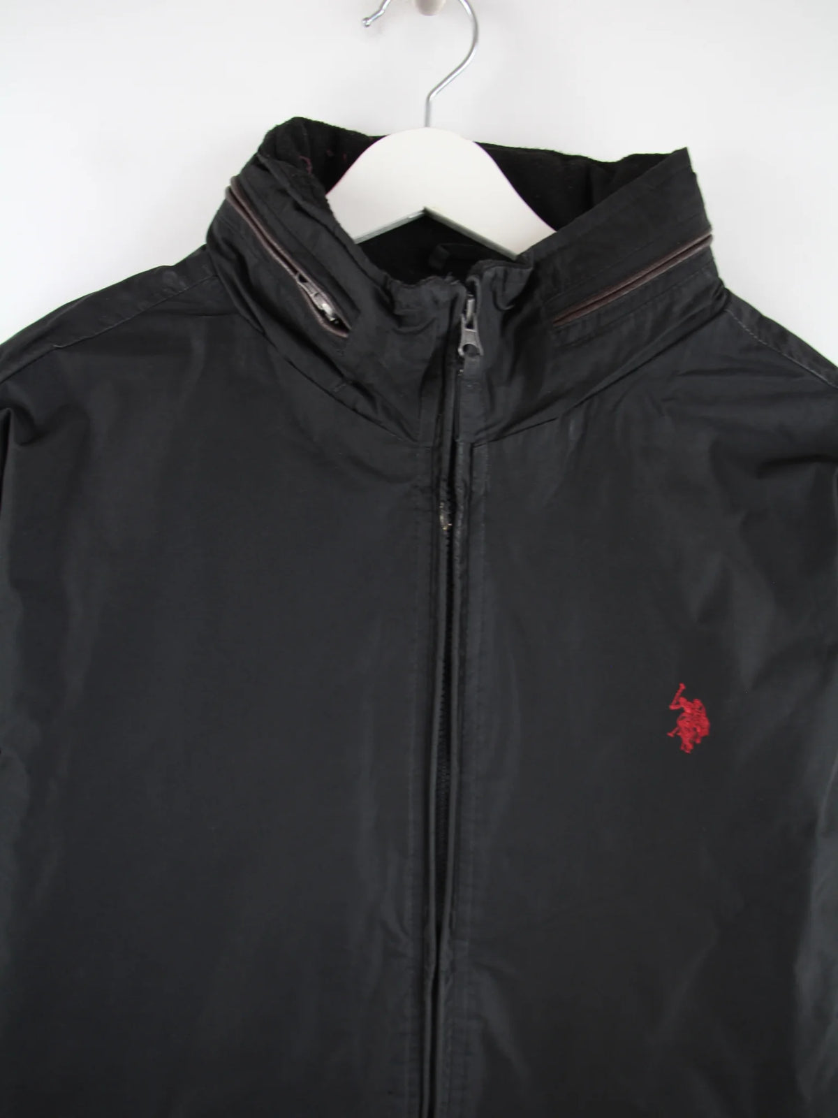 U.S. Polo ASSN. Leichte Jacke Schwarz XL – Detailansicht Vorderseite