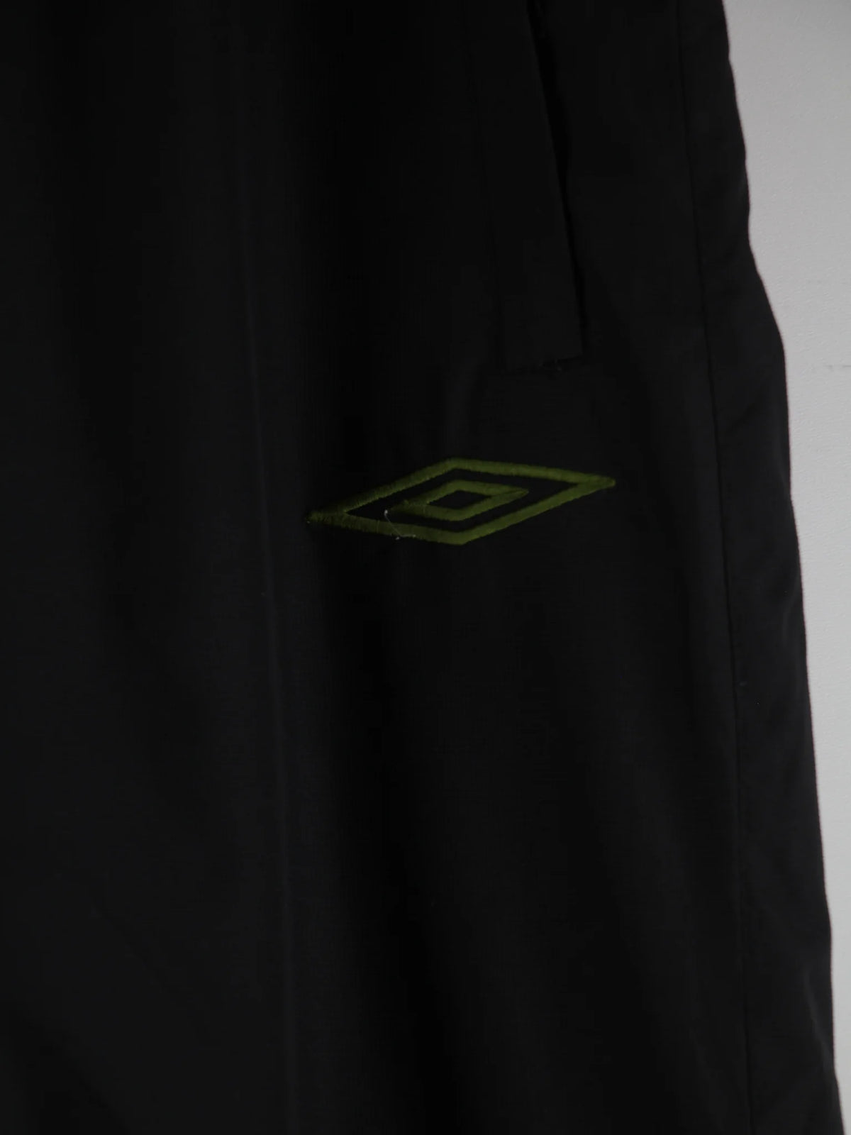Umbro Track Pants Schwarz L – Detailansicht Vorderseite