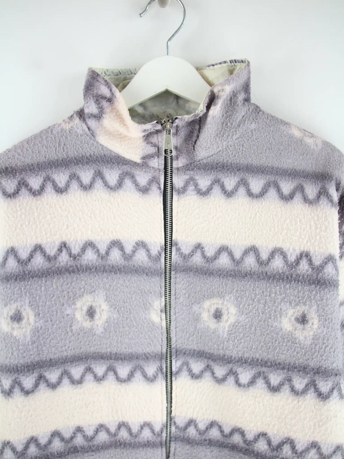Vintage Fleece Lila L – Detailansicht Vorderseite