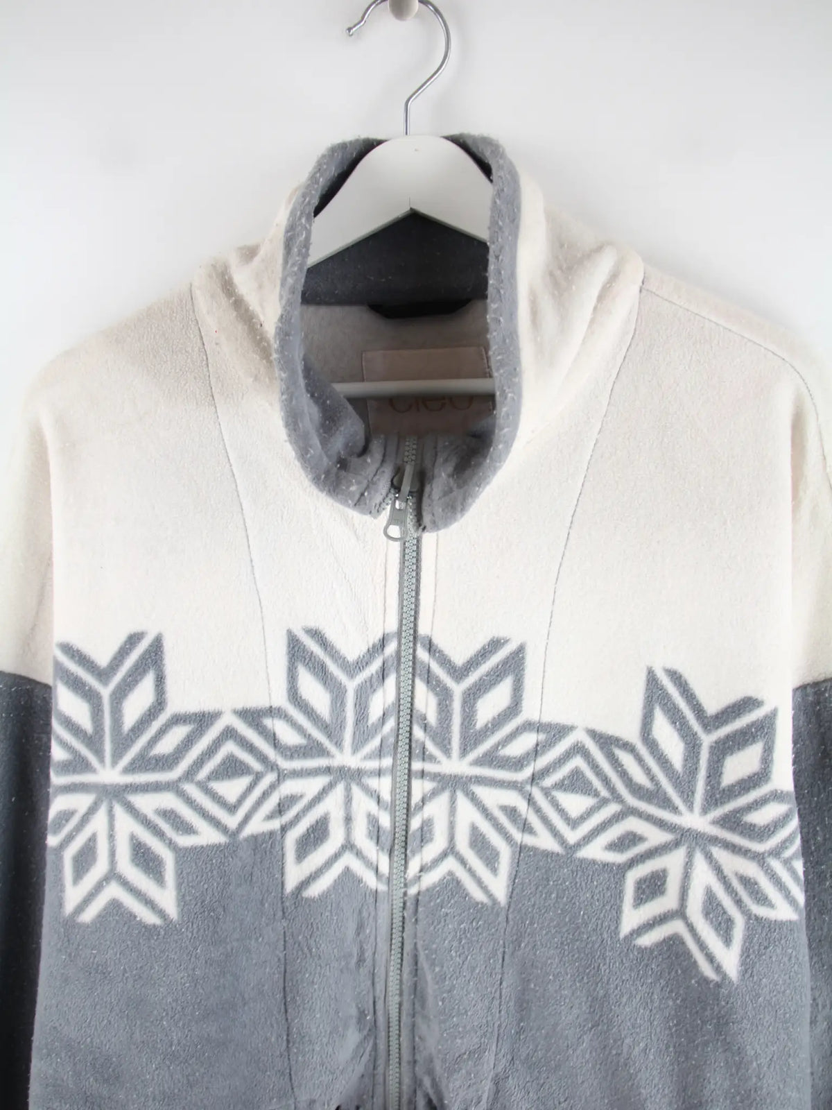 Vintage Fleece Weiß L – Detailansicht Vorderseite