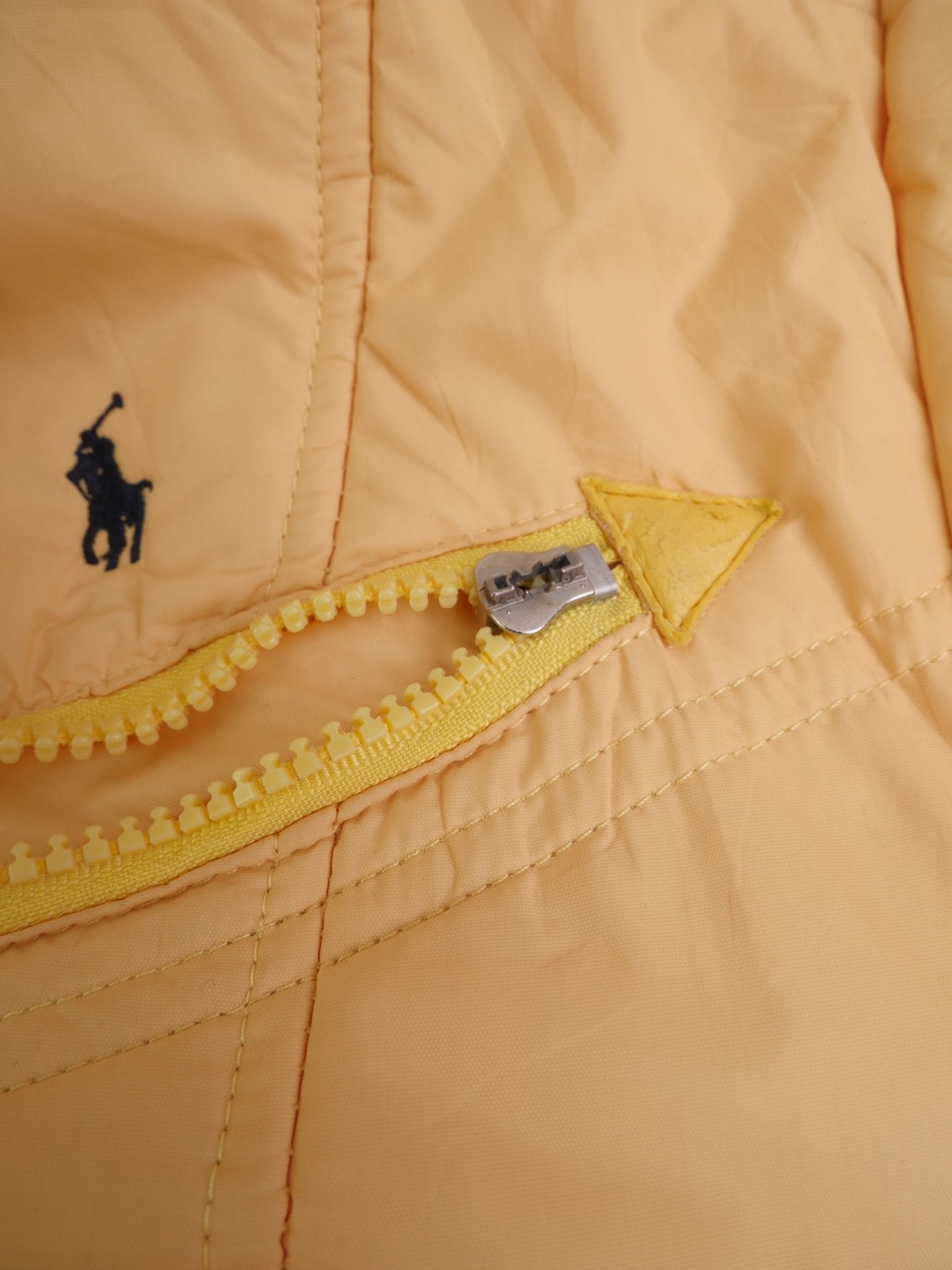 polo embroidered Logo yellow Vintage Puffer Jacke - Peeces